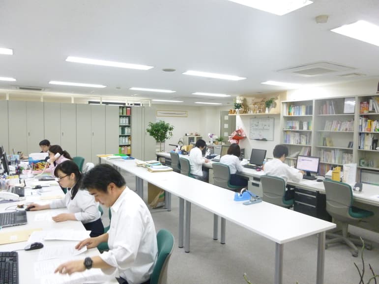 社会保険労務士の仕事を徹底解剖！1日の流れとやりがいを先輩に聞く