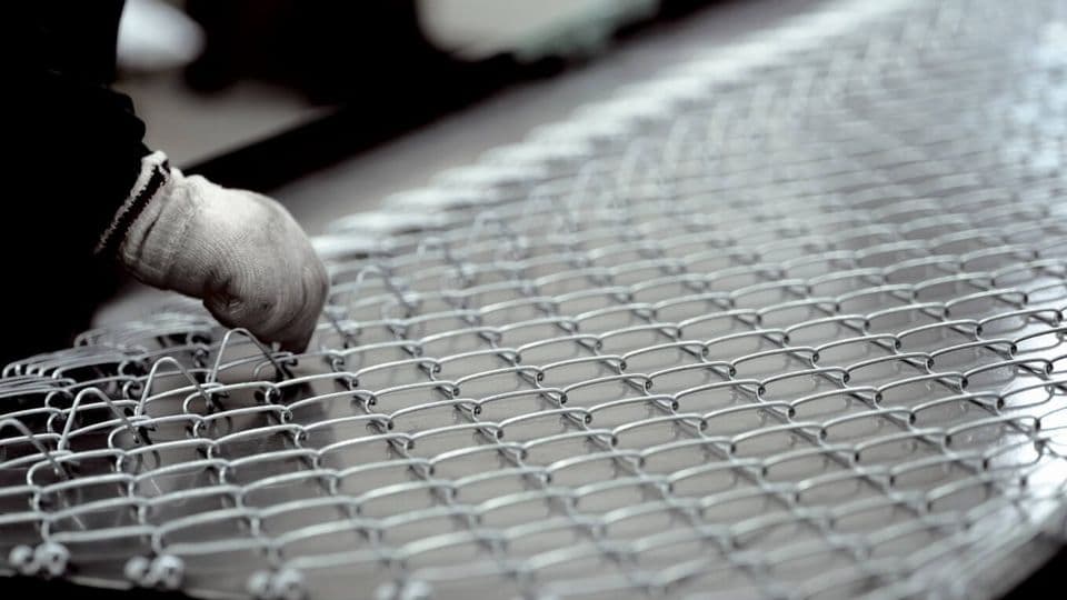 【企業研究にそのまま使える】共和鋼業とは？ひし形金網メーカーの強み・実績・今後の戦略を徹底解説