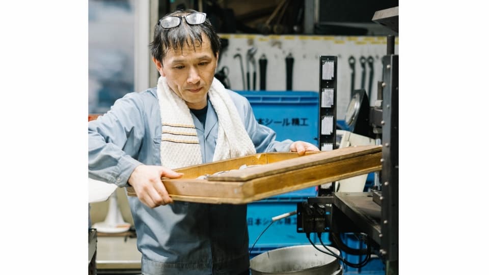 【ゴム・シリコーン業界研究】実は“消えない仕事”？工業用ゴムメーカーの市場規模と将来性をデータで読み解く