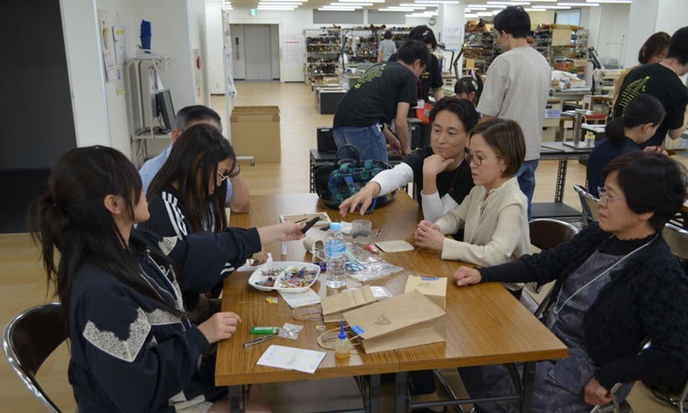 ファミリーデーって何してるの？“家族に誇れる仕事”を目指すレザーアートの取り組み
