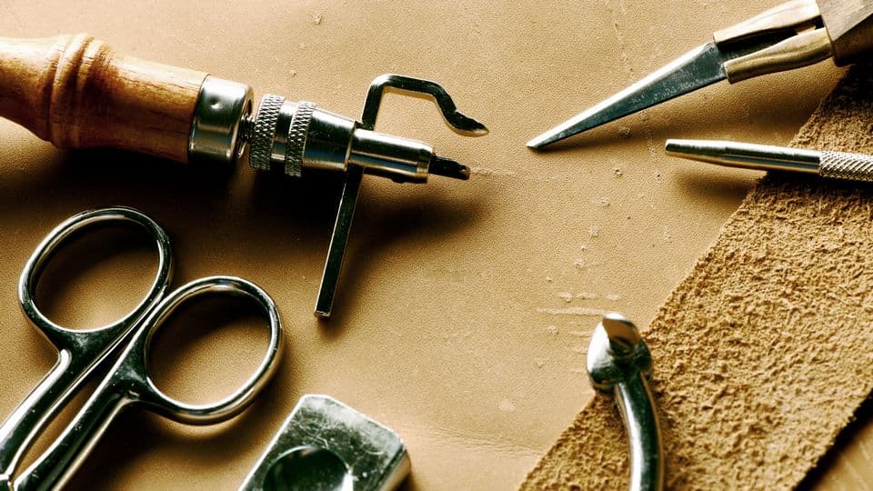 「一生モノの武器」を手に入れる転職。AI時代でもなくならない“革製品リペア職人”というキャリアのリアル
