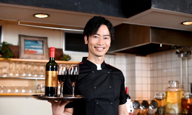 “最も身近な非日常のエンタメ”を支えるマルチプレイヤー｜少人数店舗でのオールラウンダーの仕事と成長イメージ