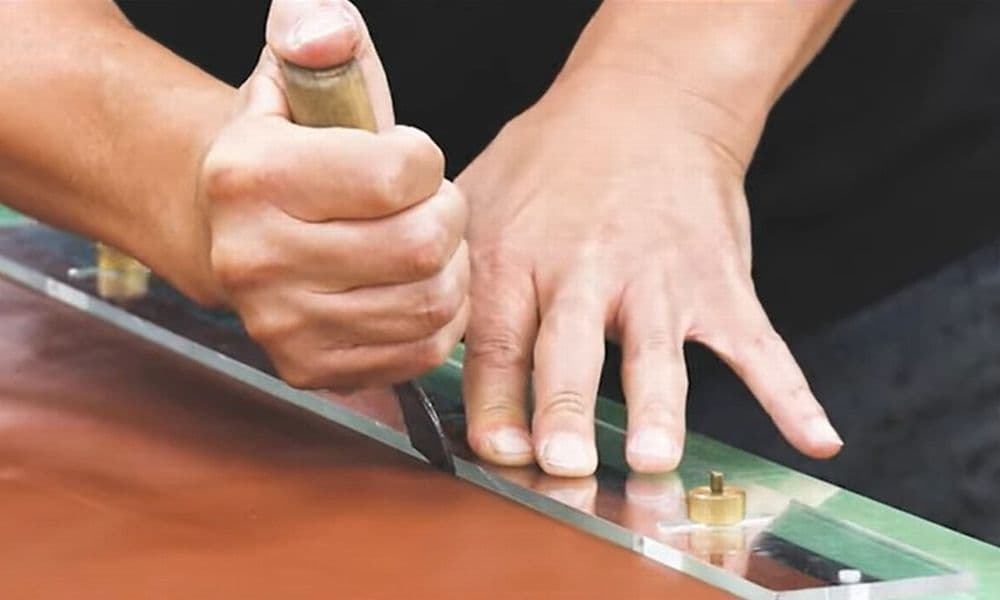 「一生モノの武器」を手に入れる転職。AI時代でもなくならない“革製品リペア職人”というキャリアのリアル
