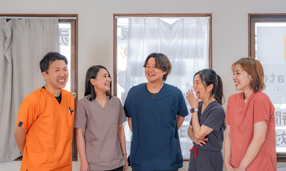 【職種別まるわかり】小児訪問介護ヘルパー・訪問看護師・リハ職の役割の違いと連携を、1つのケースで徹底解説