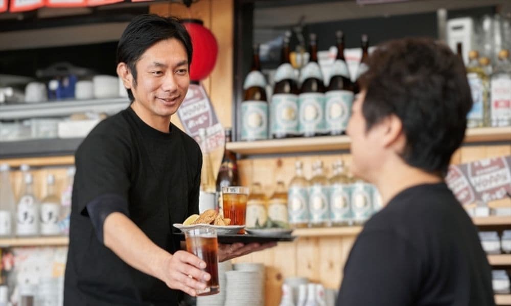 【ホールスタッフの仕事まるわかり】未経験からでも「また来たい」と言われる接客ができるようになるまで