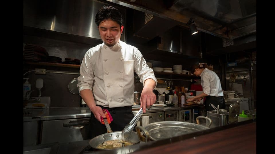 「料理は愛」を仕事にする。創作居酒屋キッチンスタッフの仕事と成長ストーリー