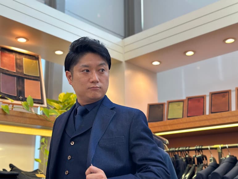 「アイデアは盗まれる」教訓から誕生した『Beehive JEANS』  独自技術で＜イケおじ量産計画＞開始中