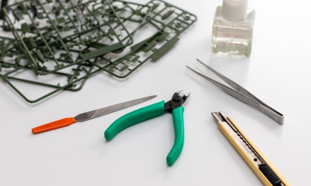 【趣味が武器になる】プラモデル好きはなぜレザーリペア業界で活躍できるのか?職種マップで解説