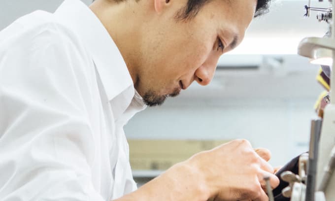 【1日の仕事密着】30代未経験職人が語る、レザーアートで見つけた「誇れる働き方」